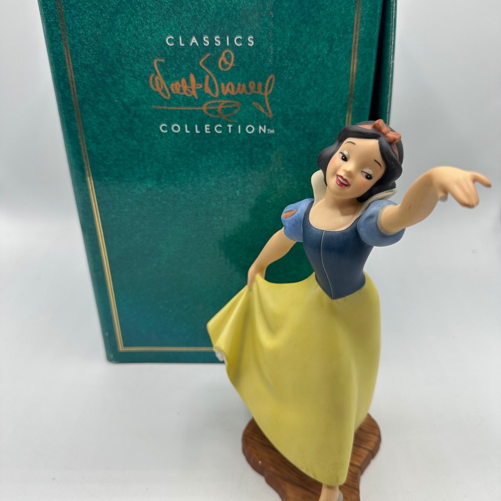 WDCC Snow White The Fairest One of All Figurine Classics Disney Collection Broke